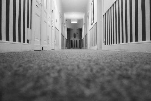 Ücretsiz Kapalı Oda İçinde Koridorun Düşük Açılı Fotoğrafı Stok Fotoğraflar