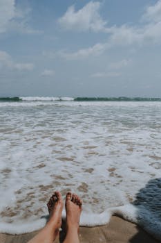 漫步在墨西哥宁静的海边沙滩，感受海浪轻拍岸边的韵律