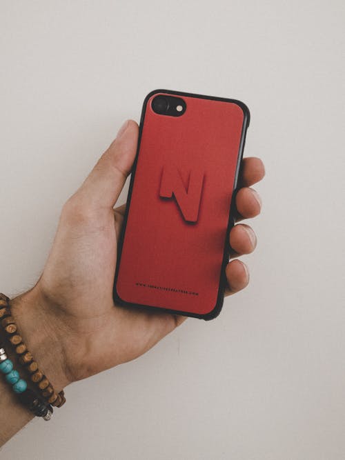 Persona Que Tiene Un Iphone 7 Negro Y Una Carcasa Roja Captura De Pantalla