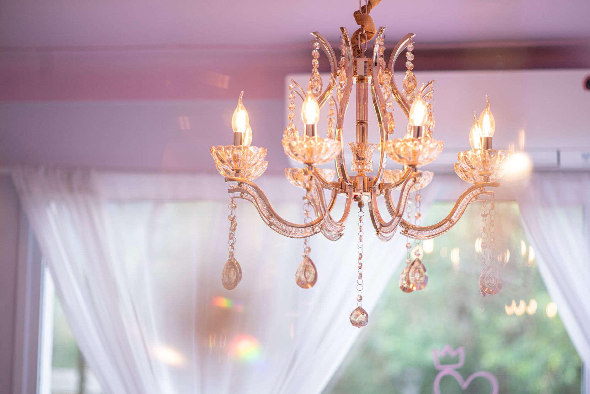 Lampu chandelier dengan ornamen yang perlu dibersihkan