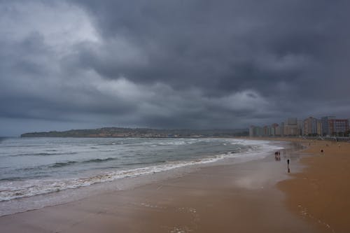 Foto profissional grátis de aerofotografia, céu sombrio, corpo d'água