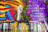 创意室内环境中，充满活力的壁画以其鼓舞人心的格言和丰富多彩的设计引人注目