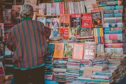 一位穿着五颜六色服装的女士在书店里浏览各种书籍