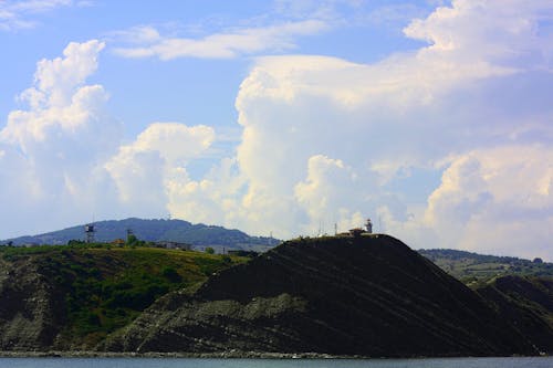 Бесплатное стоковое фото с башни, берег океана, голубое небо