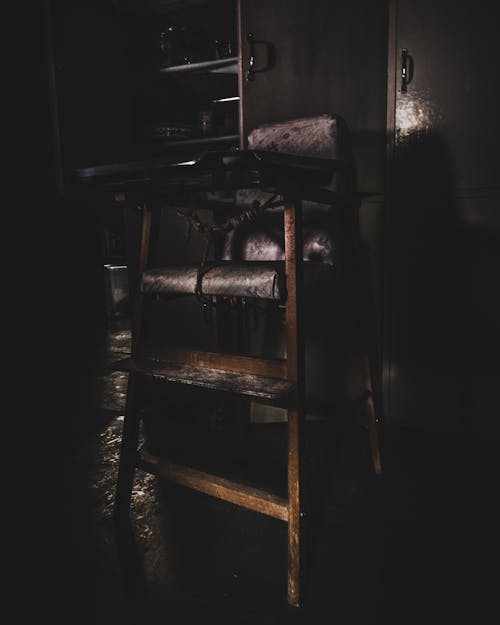 Foto d'estoc gratuïta de abandonat, brut, cadira