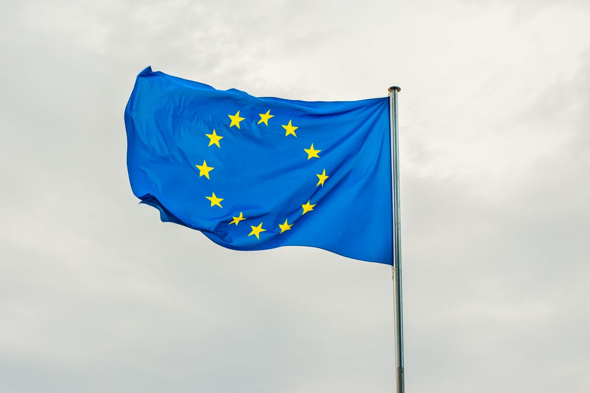 Steagul Uniunii Europene fâlfâind singur pe un catarg, la Strasbourg