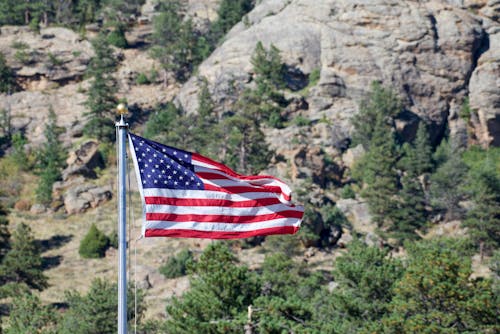 Kostnadsfria Kostnadsfri bild av berg, flagga, flaggstång Stock foto