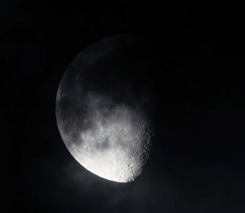 Free Moon @ Daybreak. 4:29 am, June 19, 2022. 56° F. Cove Island Park, Stamford, CT. Stock Photo