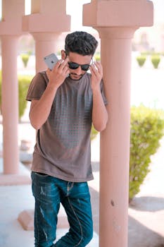 一位穿着休闲服装、戴着墨镜的年轻人在巴基斯坦海得拉巴的户外摆姿势