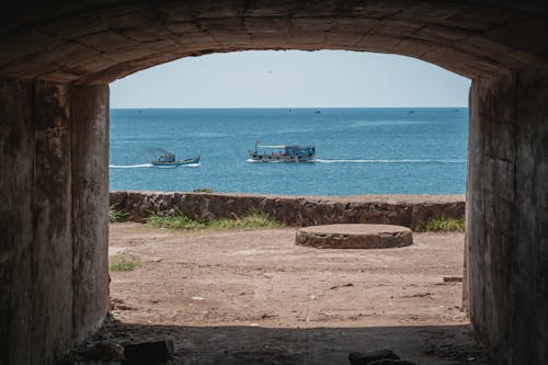 Foto d'estoc gratuïta de abandonat, barques, edifici