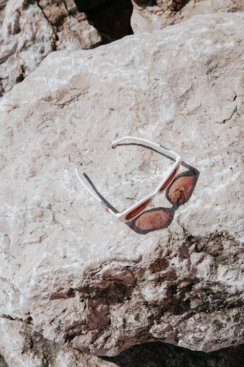 Darmowe zdjęcie z galerii z okulary słoneczne, pionowy strzał, rock