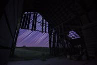 爱荷华州农村一个废弃谷仓中长时间曝光的星轨