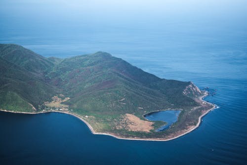 Gratis lagerfoto af droneoptagelse, grønne bjerg, hav