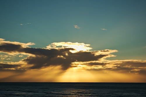 Gratis lagerfoto af gylden time, hav, overskyet himmel
