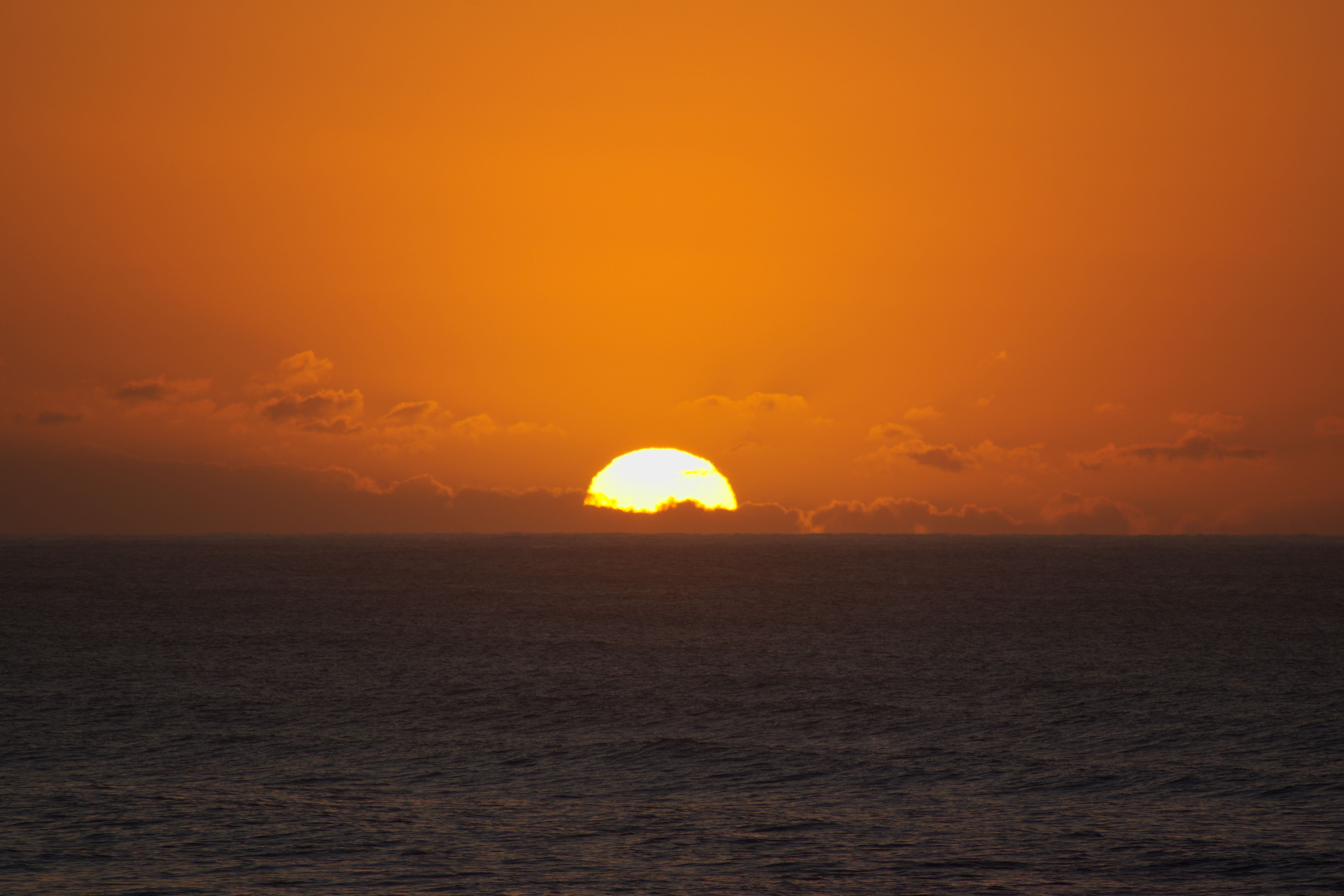 Golden Sunset Over Tranquil Ocean Waves · Free Stock Photo