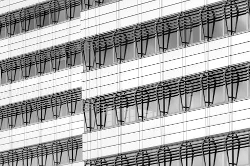 Fotos de stock gratuitas de blanco y negro, construyendo fondos, escala de grises