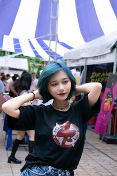 一位时尚的蓝发年轻女子在户外市场活动中自信地摆着姿势