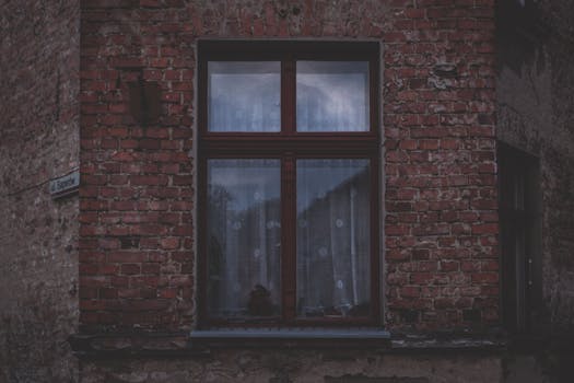 复古砖墙上装有经典的木窗，展现了城市建筑的细节