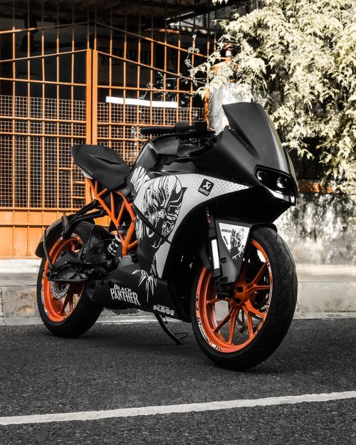 Free Dynamic sports motorcycle parked in Mumbai, featuring bold graphics and striking orange wheels. Stock Photo