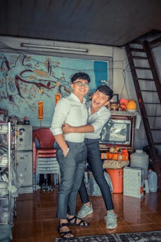 在越南嘉莱的室内，两个快乐的兄弟拥抱在一起，表达着喜悦和家庭纽带