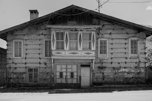 Fotobanka s bezplatnými fotkami na tému architektúra, čierny a biely, drevený dom