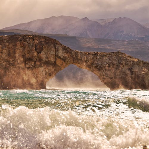 Бесплатное стоковое фото с водоем, волны, горы