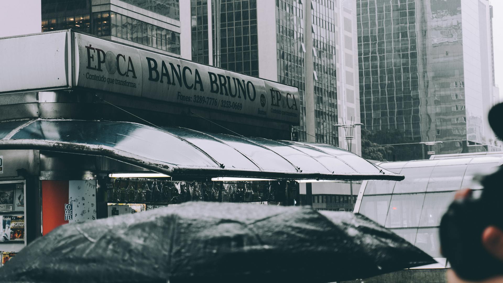 Grey Epica Banca Bruno Building