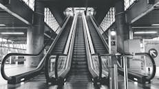 这张黑白照片凸显了室内自动扶梯的建筑设计