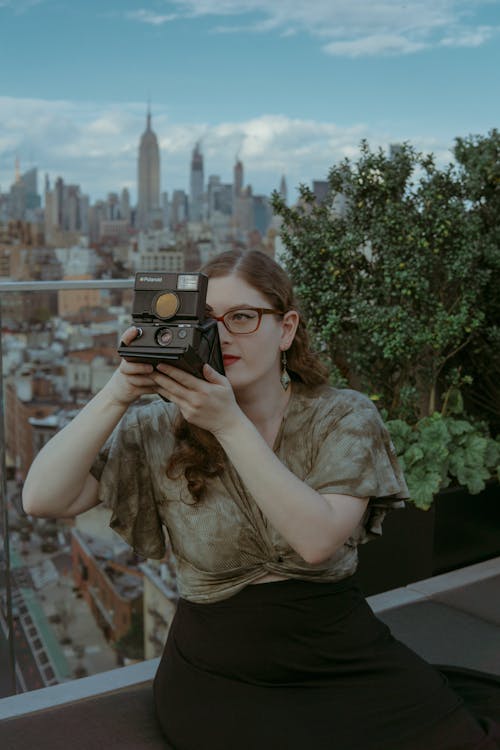 Imagine de stoc gratuită din aparat de fotografiat Polaroid, brunetă, clădiri