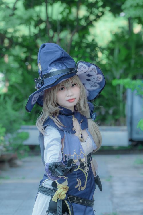 Free A cosplayer in a detailed fantasy costume posing outdoors amidst lush greenery. Stock Photo
