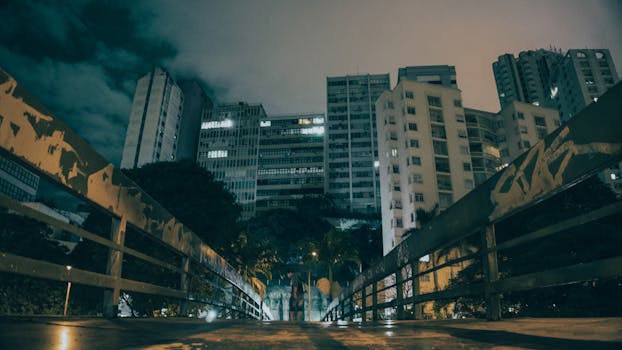 一个充满活力的夜景，拥有现代摩天大楼和灯火通明的市区桥梁