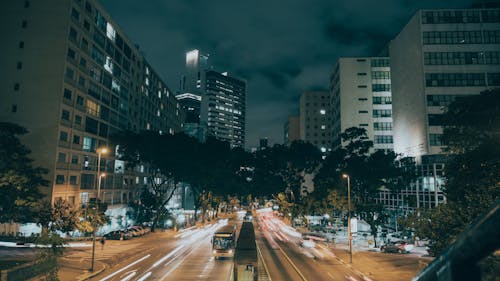grátis Fotografia De Paisagens De Carros Na Cidade Durante A Noite Foto profissional