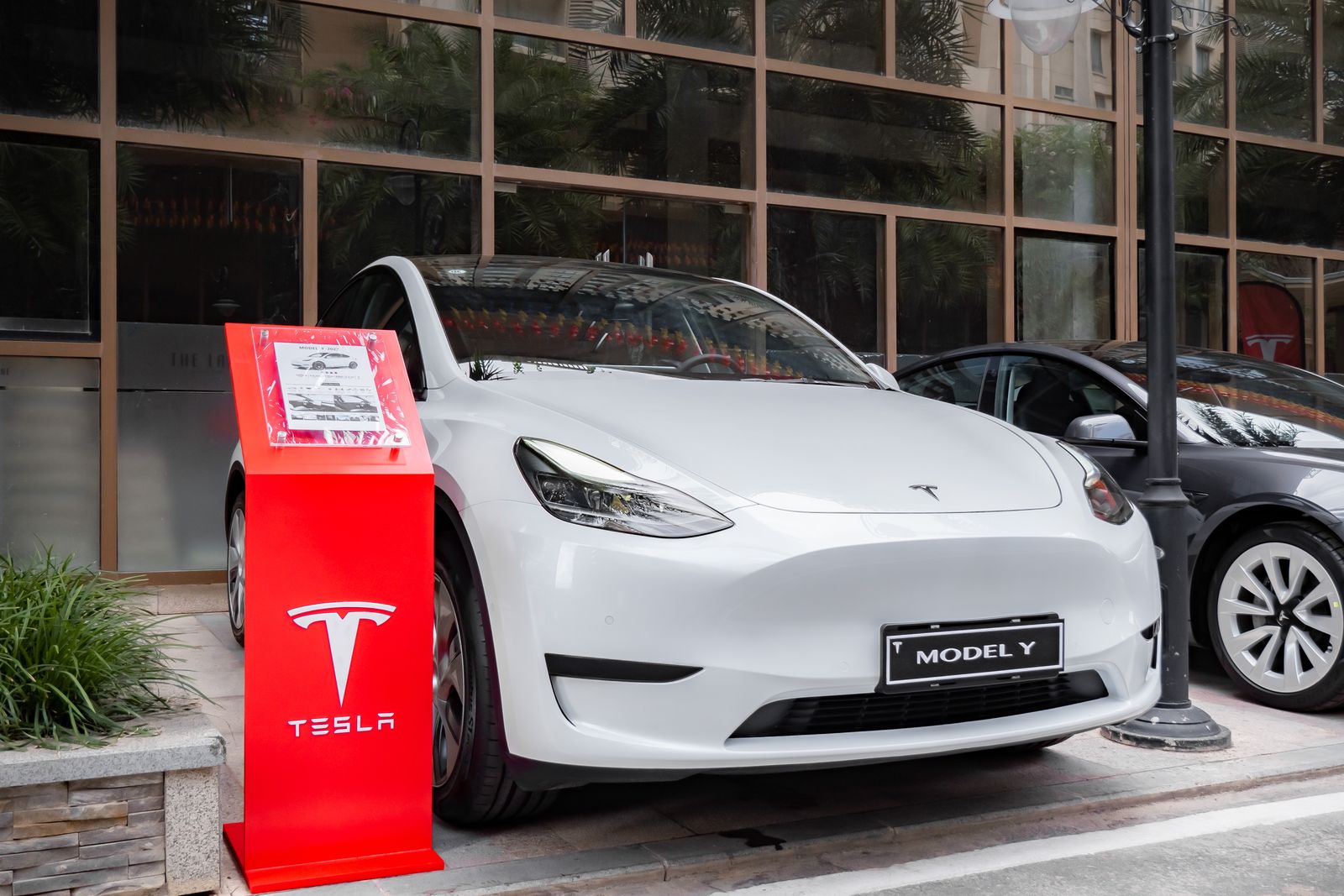 SUV Model Y da Tesla operando como robotaxi com motorista de segurança e controles manuais