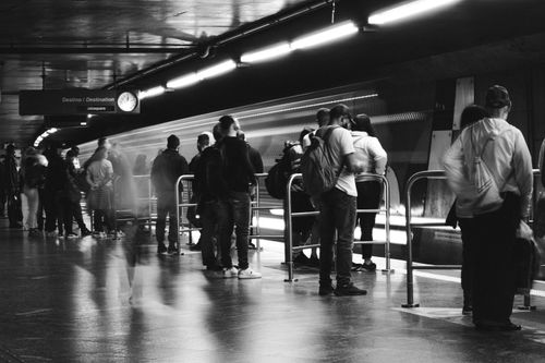 Free Monochrome photo of commuters on a São Paulo subway platform, capturing urban life. Stock Photo