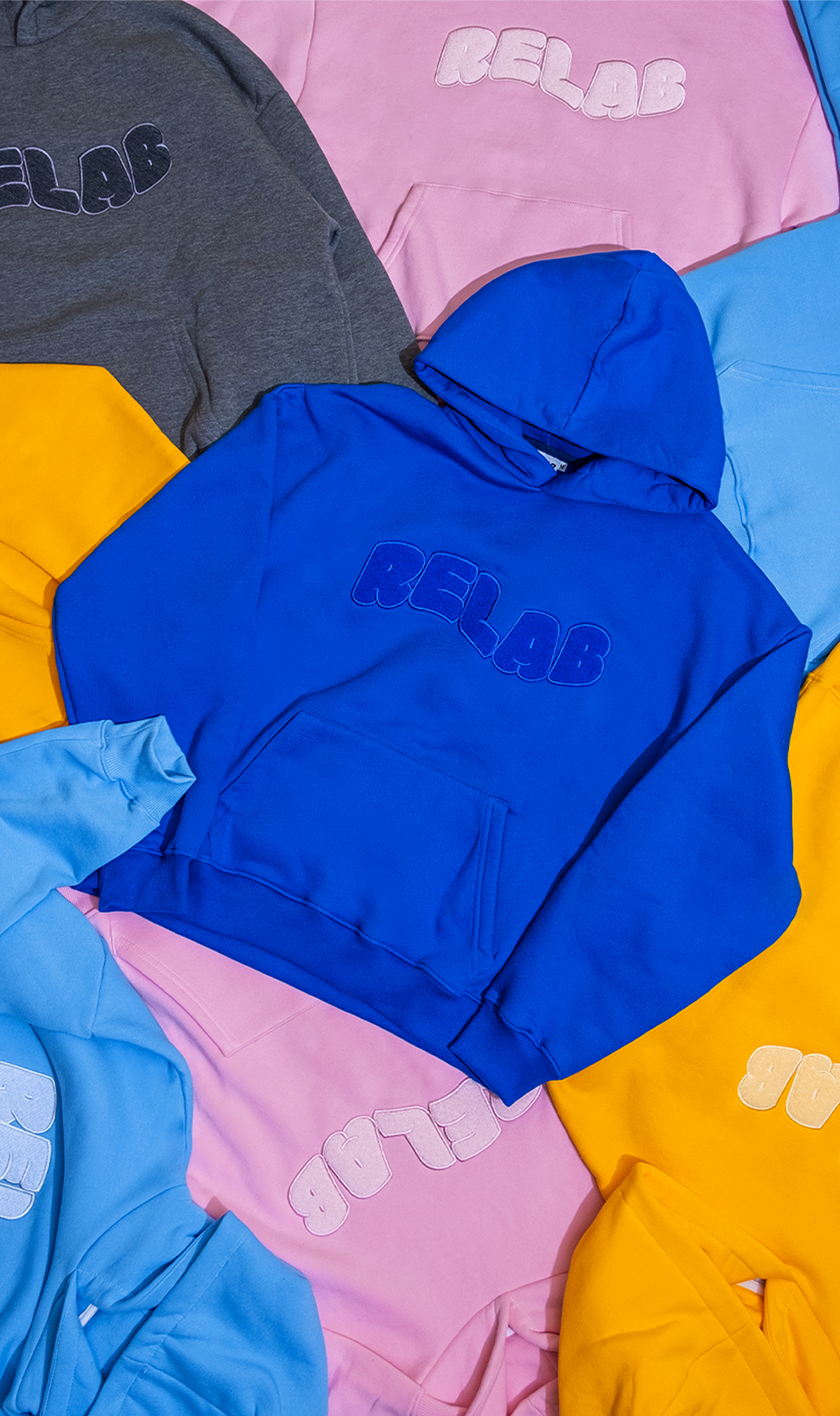 Beberapa hoodie berbagai warna ditata berjajar untuk display toko