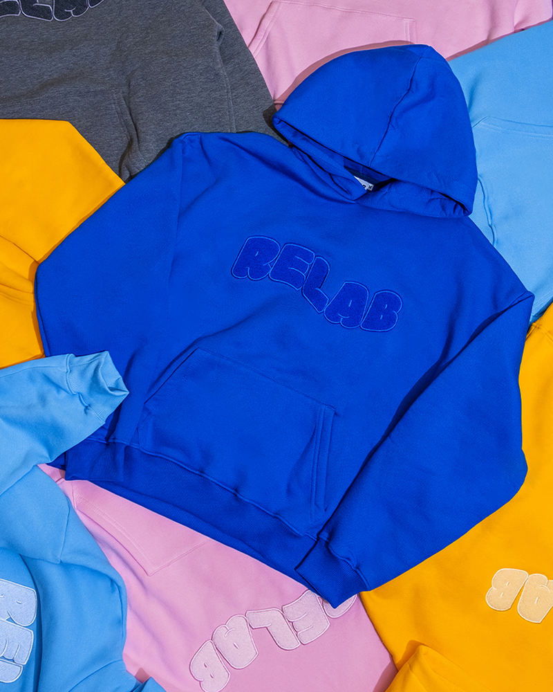 Beberapa hoodie berbagai warna ditata berjajar untuk display toko