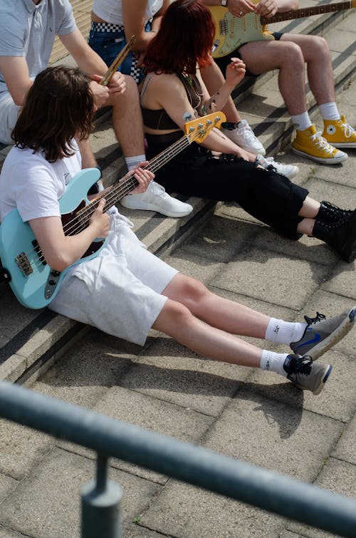 Foto stok gratis duduk, gitar, grup
