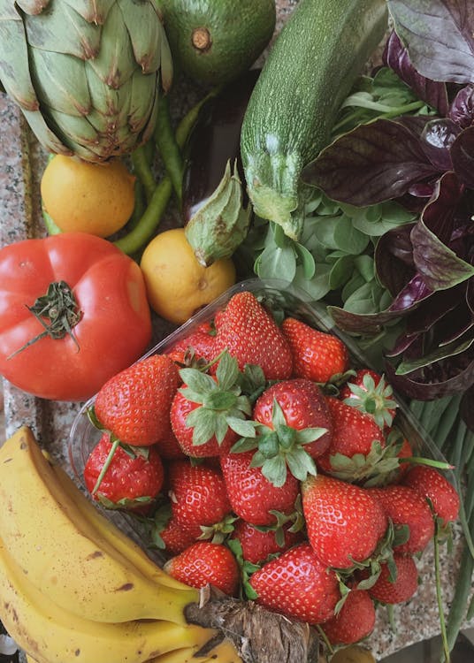 Gratis stockfoto met aardbeien, aubergines, bananen