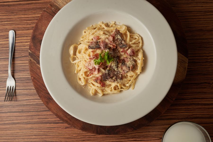 Un piatto di carbonara visto dall'alto