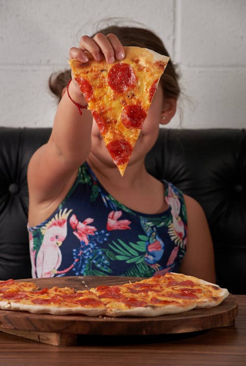 dilimlenmiş, foodporn, Pizza içeren Ücretsiz stok fotoğraf