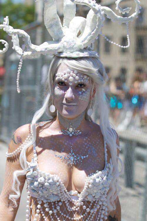 Безкоштовне стокове фото на тему «біле волосся, вертикальні постріл, гей-парад»