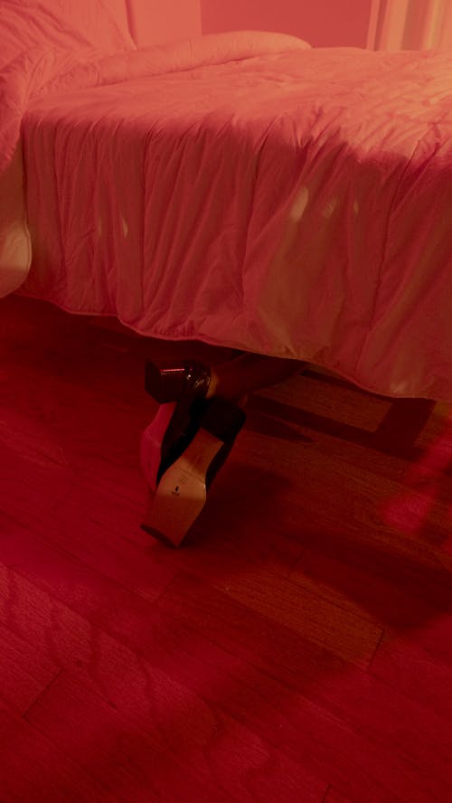 Gratis lagerfoto af rød, soveværelse, under sengen