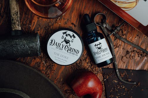 Foto Produk The Duke Beard Balm Oleh Daily Grind Beard Co. Product Photography Oleh Lance Reis. Saya Menambahkan Elemen Rum, Tembakau, Dan Kayu Untuk Menampilkan Aroma Yang Anda Harapkan