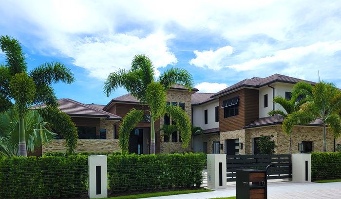 Estate-home architectural inspiration; not a property in The Oaks