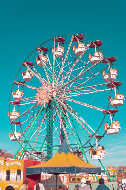 Free White and Red Ferris Wheel Under the Blue Sky Stock Photo