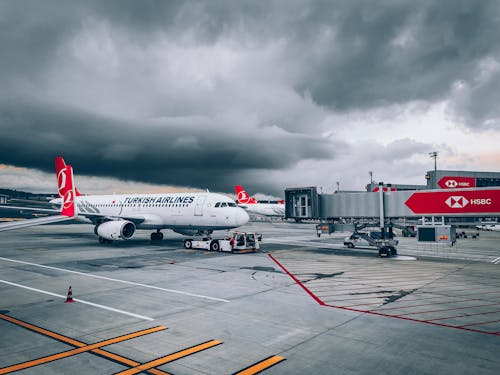 Foto profissional grátis de aeroporto, branco, nublado