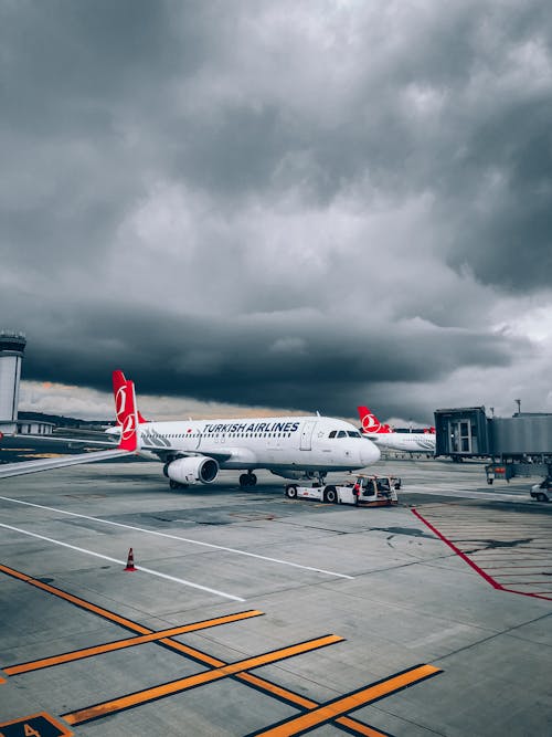 Gratis Immagine gratuita di aeroplano, aeroporto, cielo nuvoloso Foto a disposizione