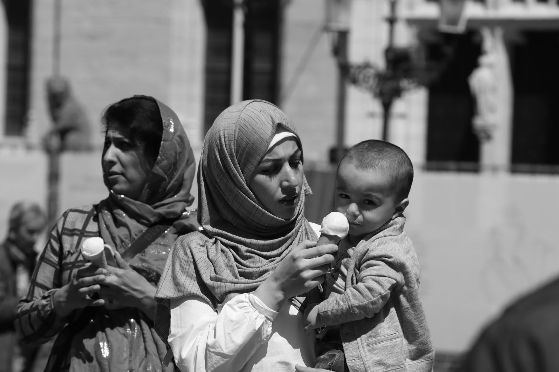 Brüksel'in tarihi ve yeşil alanlarında vakit geçiren mutlu bir aile, Belçika'da yaşamanın Türk ailelere sunduğu yüksek yaşam standartlarını ve sosyal imkanları temsil ediyor.