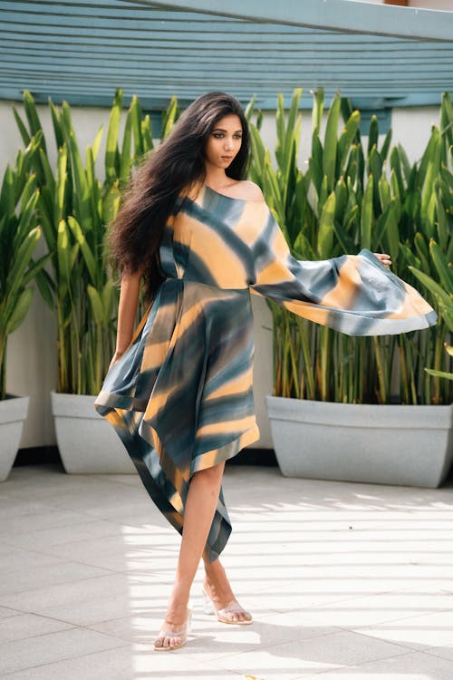 Free Základová fotografie zdarma na téma brunetka, elegantní, geometrické šaty Stock Photo