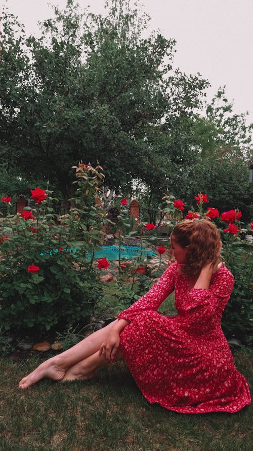 Základová fotografie zdarma na téma bosý, červené kytky, červené šaty